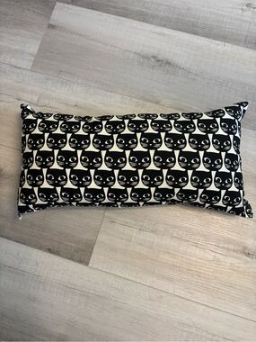 Black and White Cat Pattern Lumbar Pillow